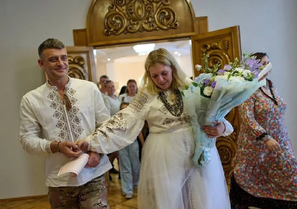 Ukrainian couple chooses love after Russian attack destroys home - News Karnataka