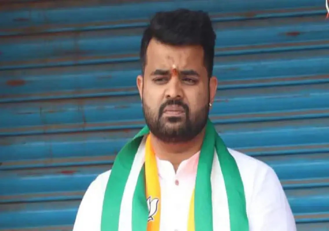 Warder among five held for supplying phones to jailed Prajwal Revanna - News Karnataka