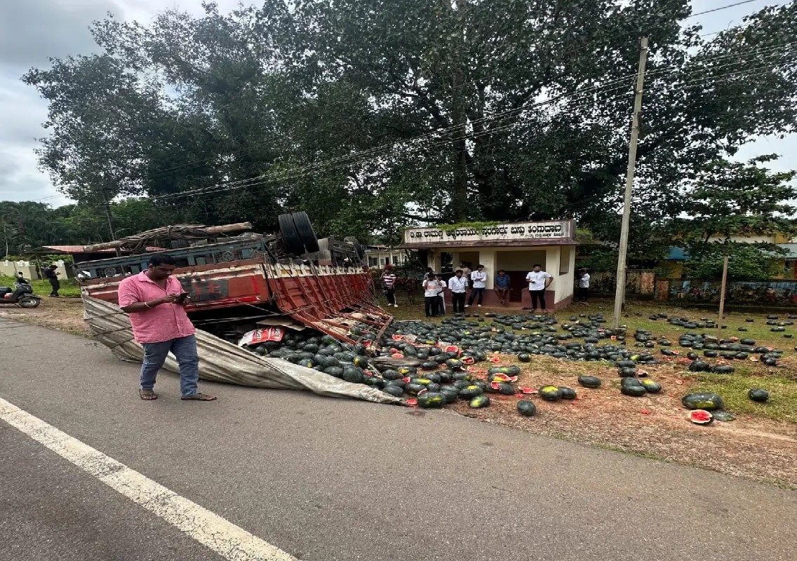 Watermelon-laden truck overturns after collision in Karkala: WATCH - News Karnataka