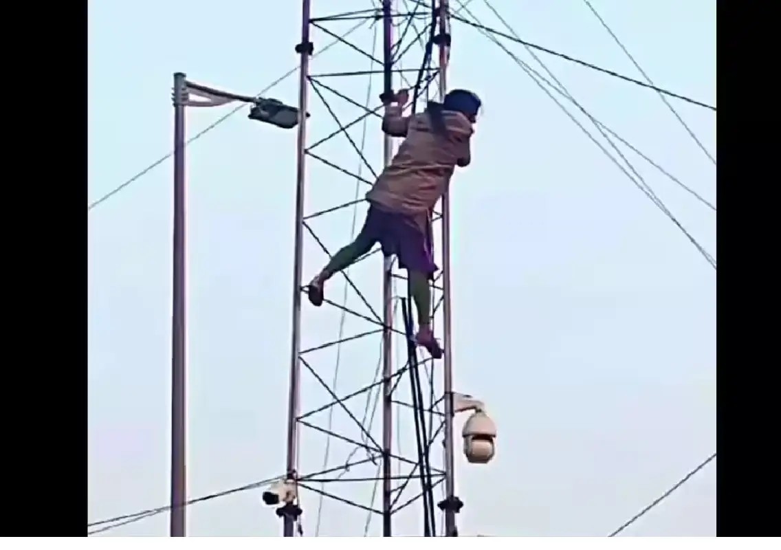 Woman climbs 100-ft tower seeking marriage with boyfriend - News Karnataka