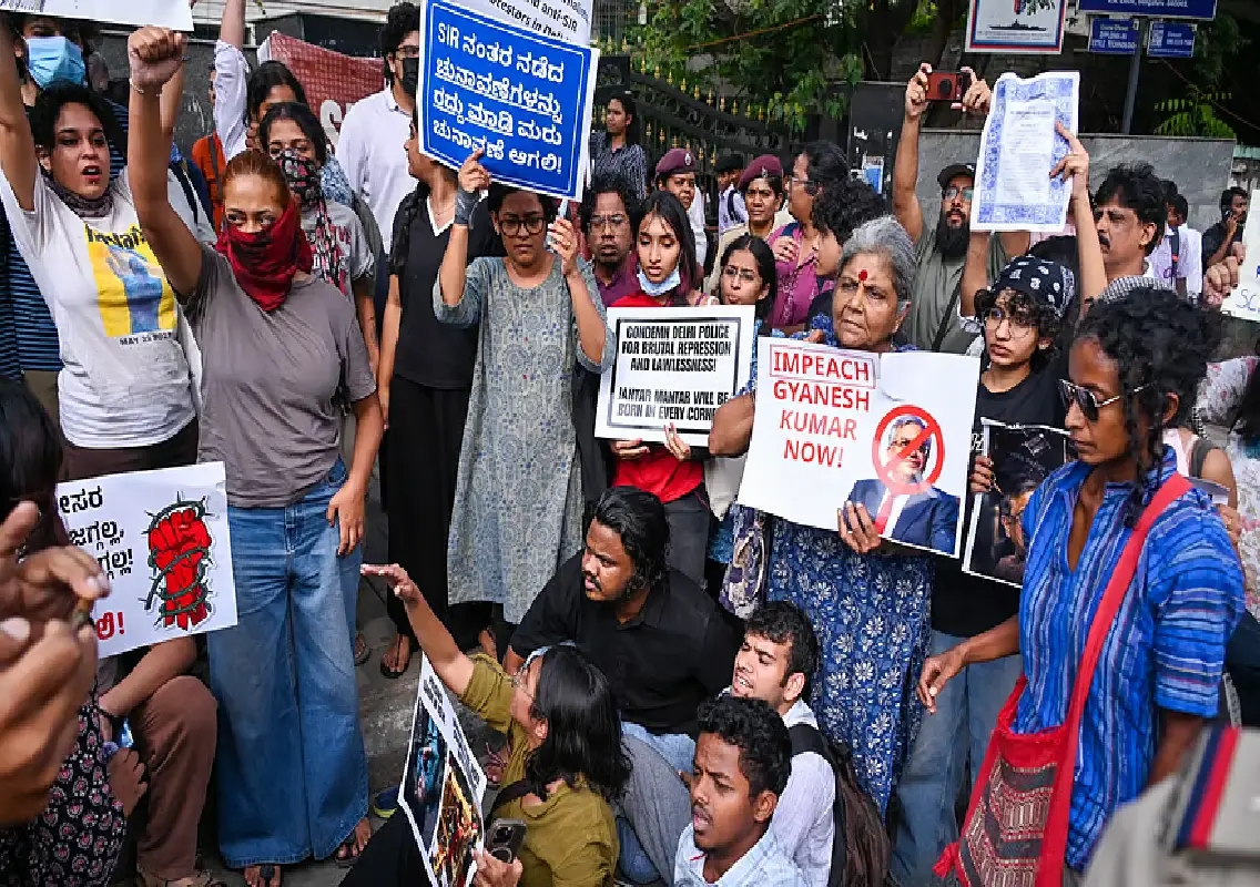Bengaluru police detain protesters demanding CEC Gyanesh Kumar’s resignation - News Karnataka