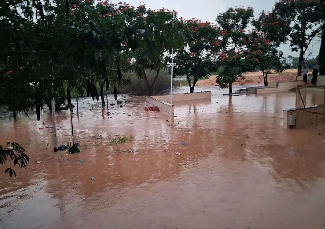 Bengaluru rain exposes drainage gaps as layouts near Sampigehalli flood - News Karnataka