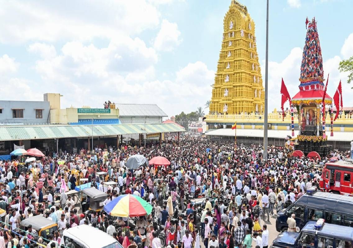 Chamundeshwari Rathotsava held atop Chamundi Hill - News Karnataka