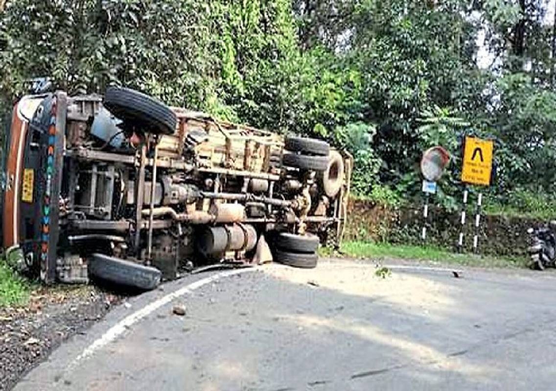 Lorry Carrying Sheep Manure Overturns at Charmadi Ghat - News Karnataka