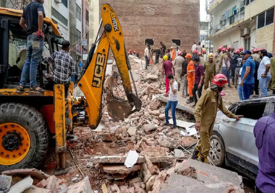 Delhi: Five-storey building collapses in Seemapuri, several feared trapped: WATCH - News Karnataka