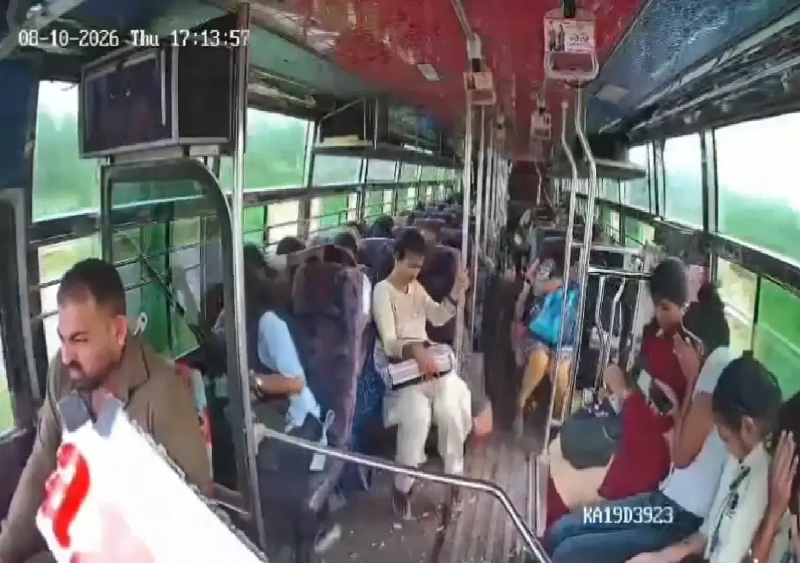 Hawk crashes into private bus windscreen near Haleyangady, driver averts mishap - News Karnataka