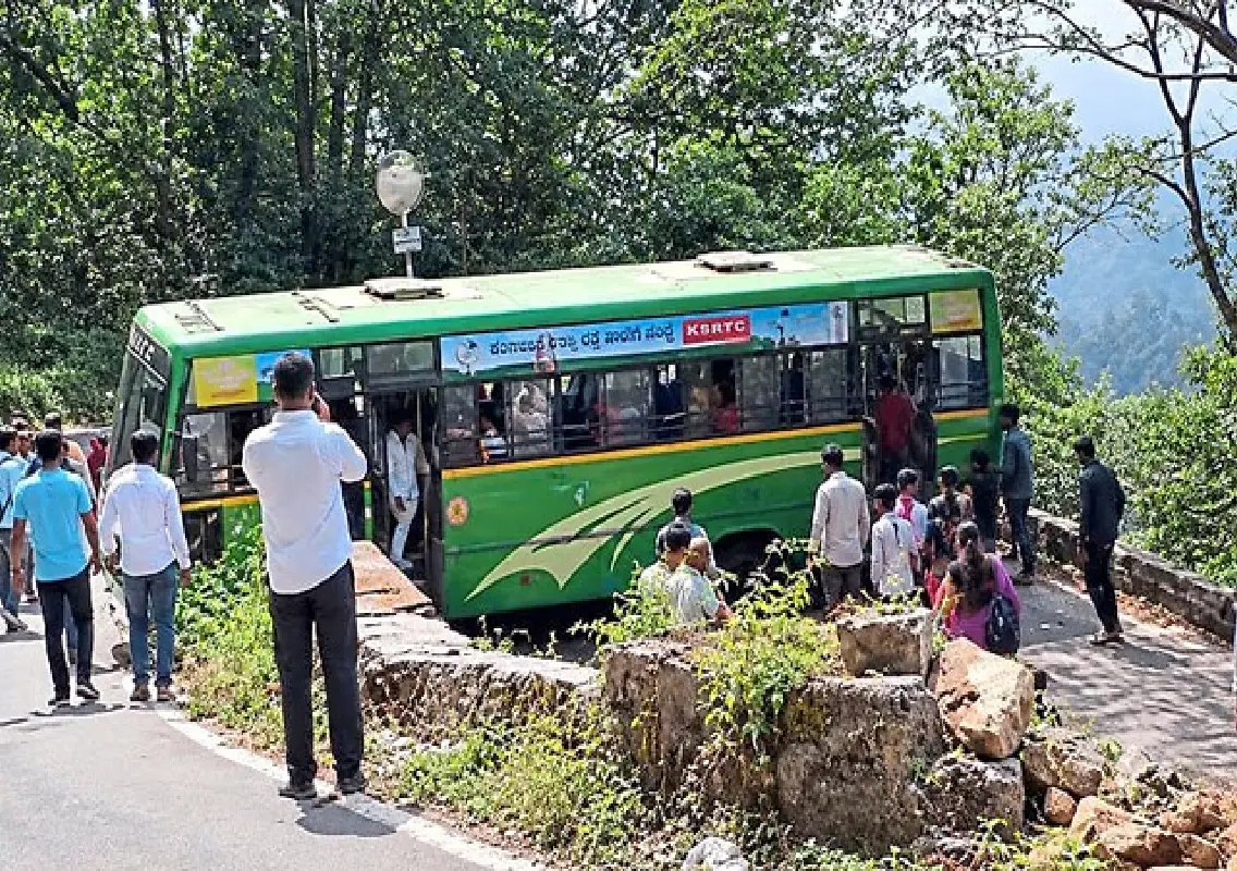 KSRTC bus gets stuck at sharp bend on Agumbe Ghat - News Karnataka