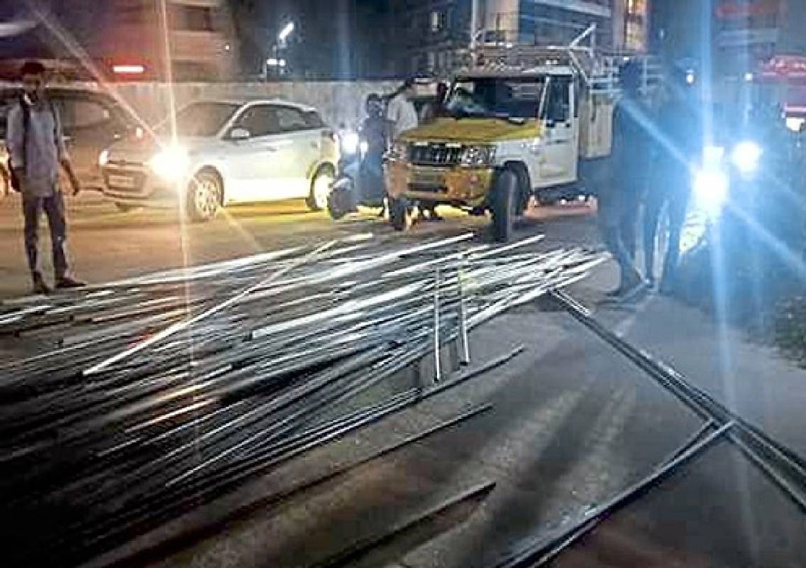 Iron Rods Fall From Pickup at Mangaluru’s Kottara Chowki - News Karnataka