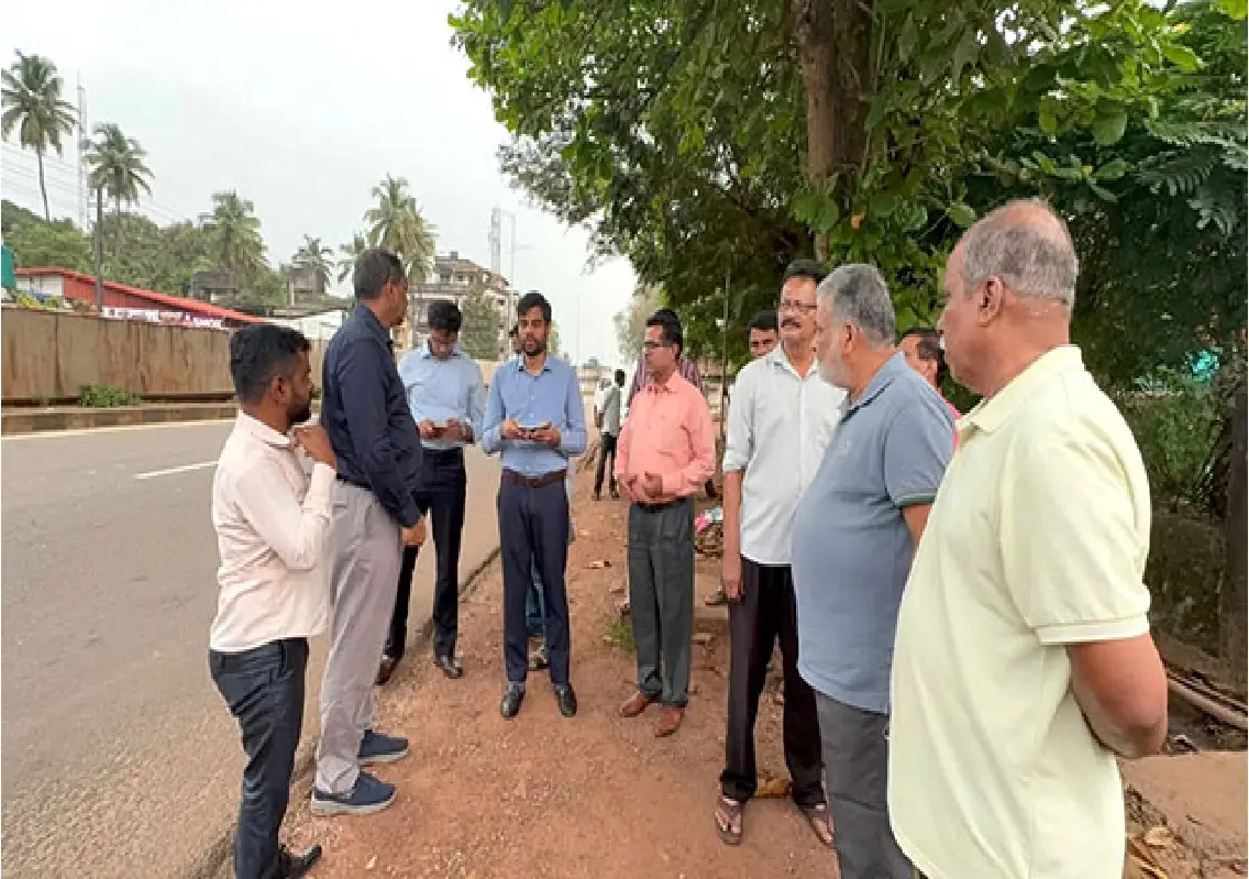 MCC commissioner inspects civic issues in Jayashree Gate area - News Karnataka