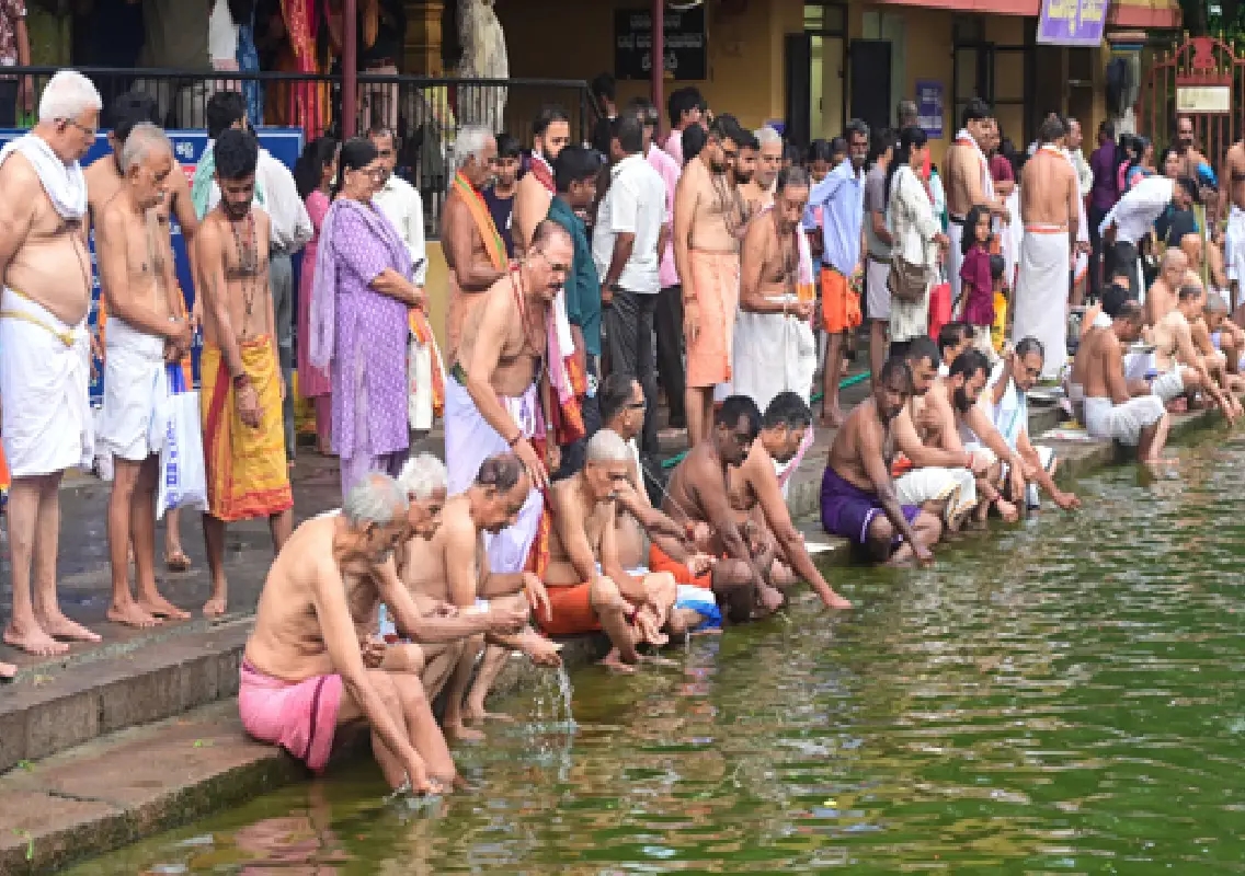 Mahalaya Amavasya: Devotees perform ancestral rites at Someshwara, Kadri and Udupi - News Karnataka