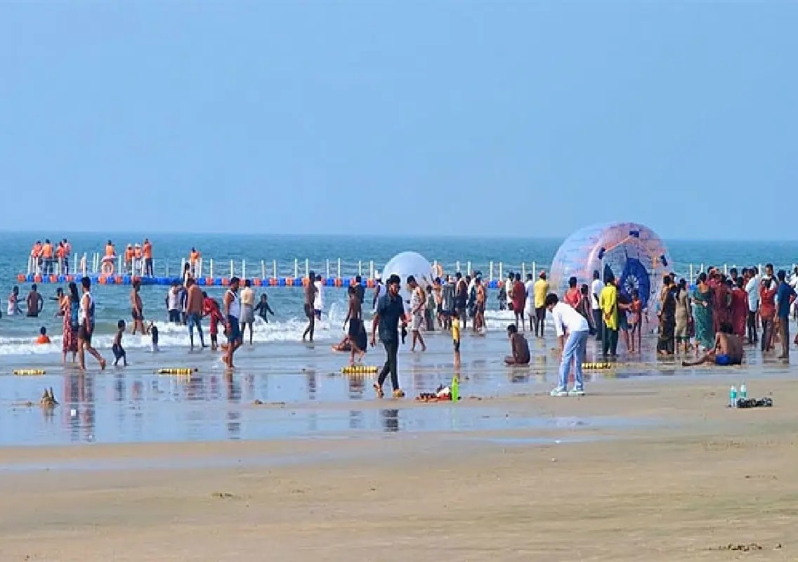 Malpe Beach sees massive tourist rush ahead of Dasara holidays - News Karnataka