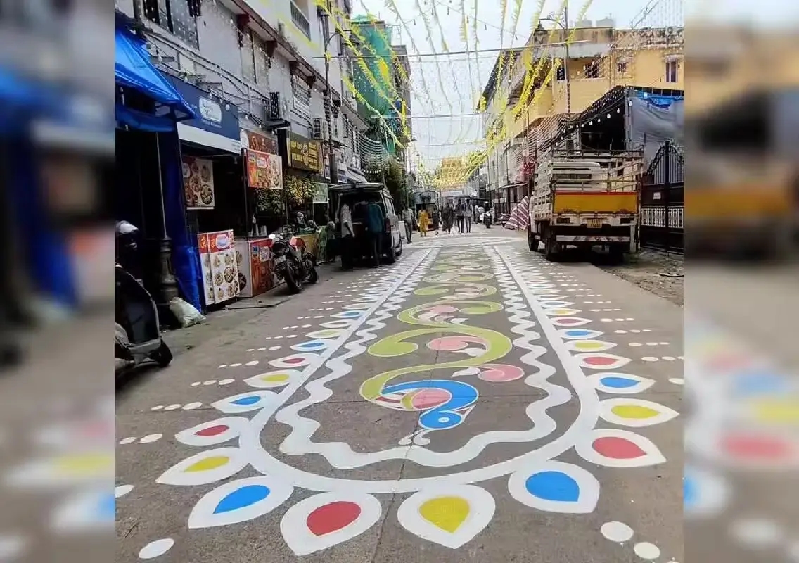 Mangaluru Dasara: Artists bring Bengali folk art Alpana to Kudroli temple: WATCH - News Karnataka