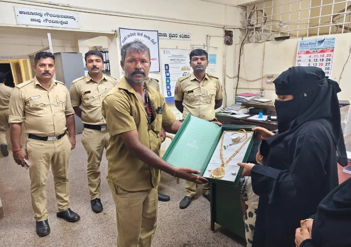 Mangaluru auto driver wins praise for returning gold necklace - News Karnataka