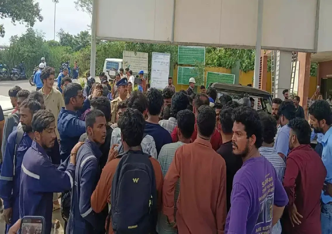 Mangaluru locals protest at MRPL gate, seek repair of blast-hit houses - News Karnataka