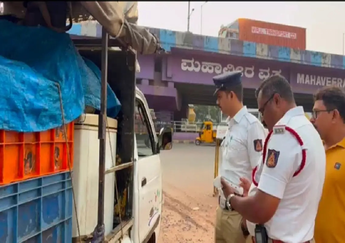 Mangaluru police crack down on fish transport vehicles leaking dirty water - News Karnataka