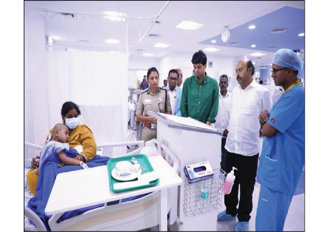 Yathindra Assures Help to Family of Injured Dasara Child - News Karnataka