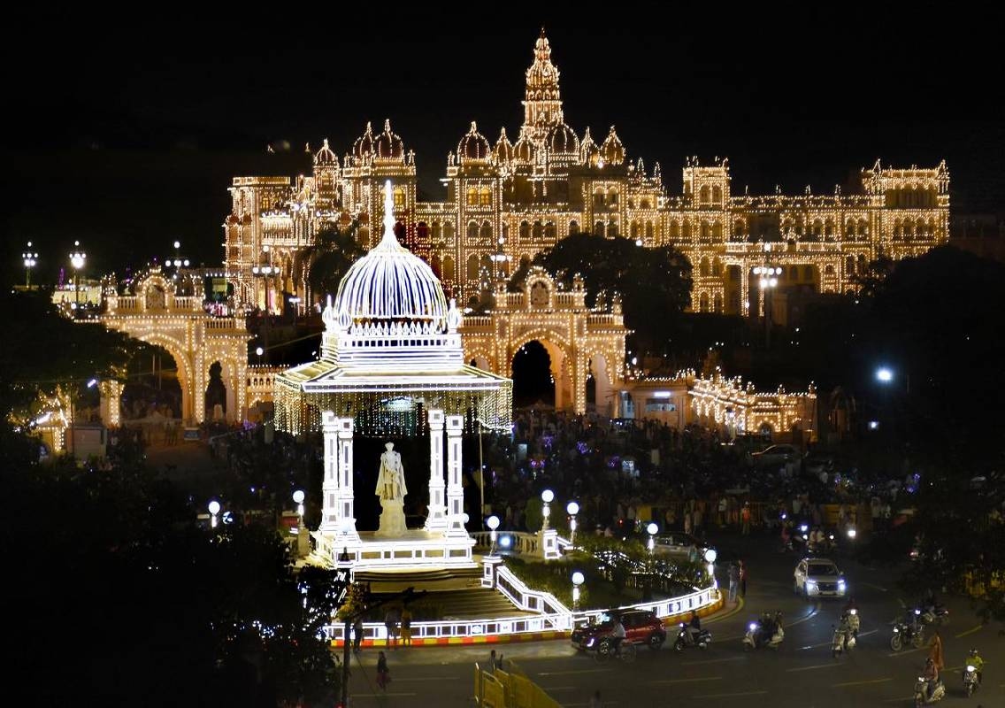 Mysuru Palace, zoo record higher tourist footfall during Dasara - News Karnataka