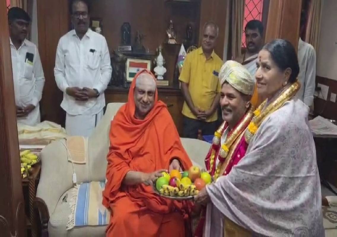 Prabhudeva Visits Suttur Mutt with Mother Ahead of Yuva Dasara - News Karnataka