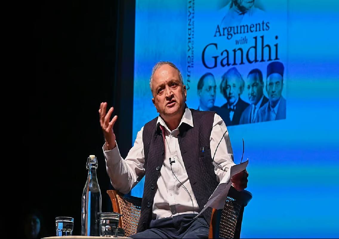 Ramachandra Guha launches Arguments with Gandhi in Bengaluru - News Karnataka