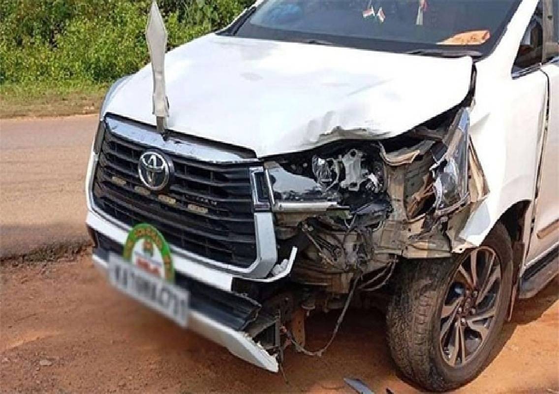 Sullia MLA Bhagirathi Murulya escapes car accident - News Karnataka
