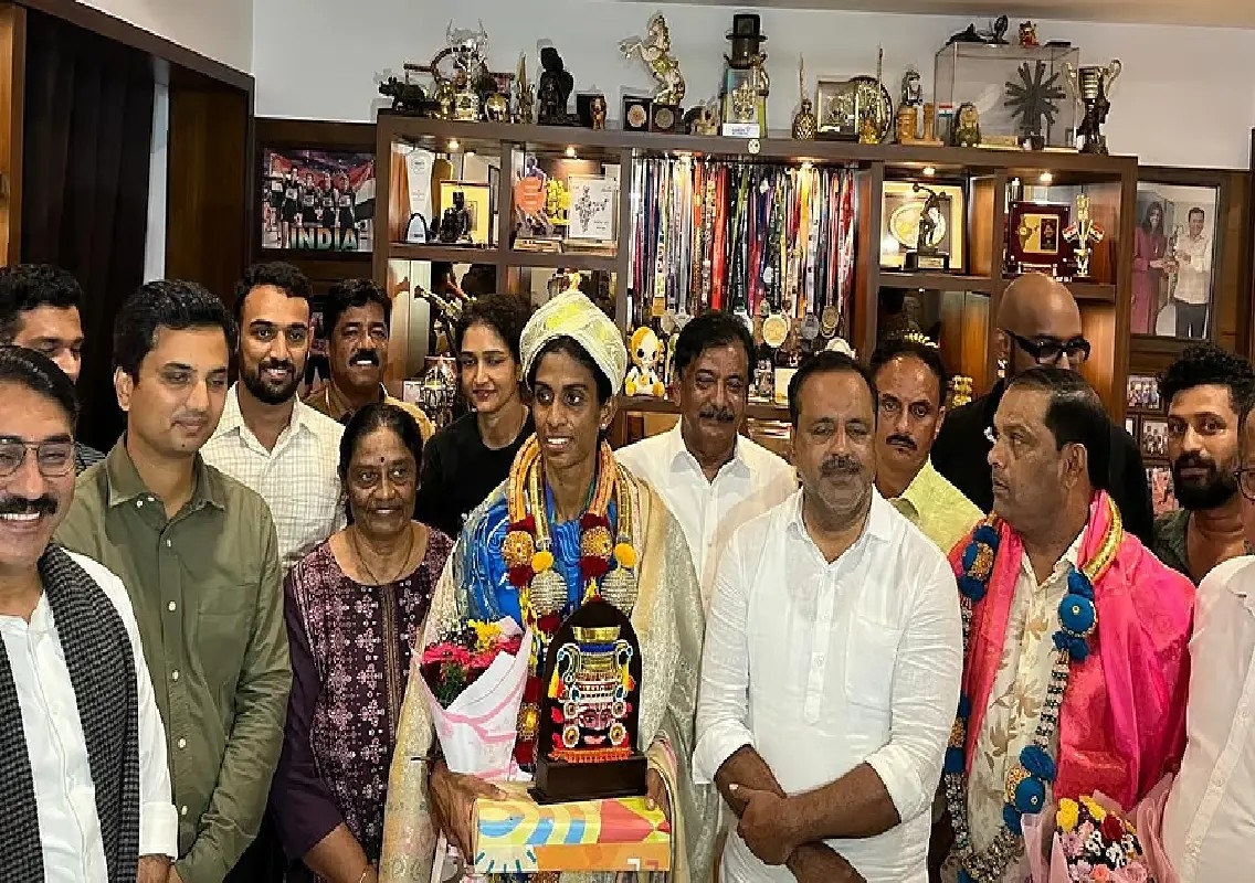 U T Khader congratulates M R Poovamma on Asian Games medals - News Karnataka