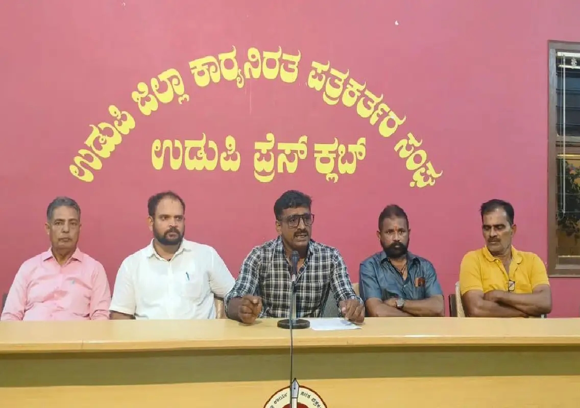 Udupi lorry owners allege illegal M-sand transport to Kerala - News Karnataka