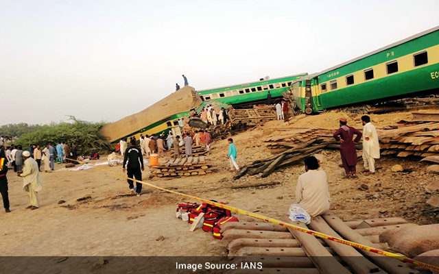 36 Killed In Pakistan Train Collision