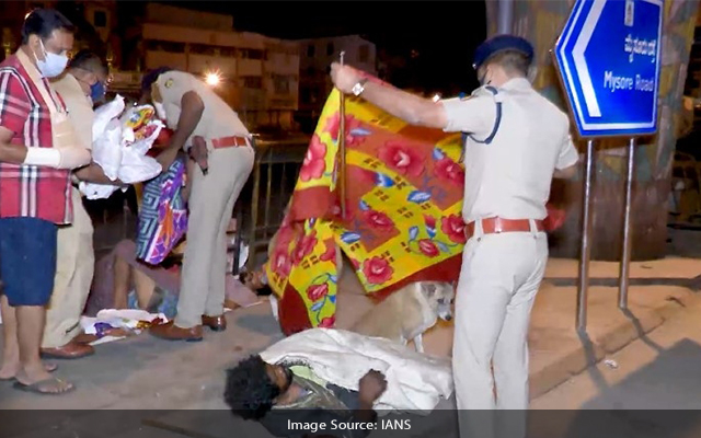 Bengaluru Police Distributes Blankets To Pavement Dwellers