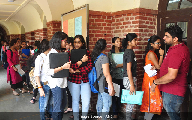 1.8 lakh students apply for 20000 PG seats in DU
