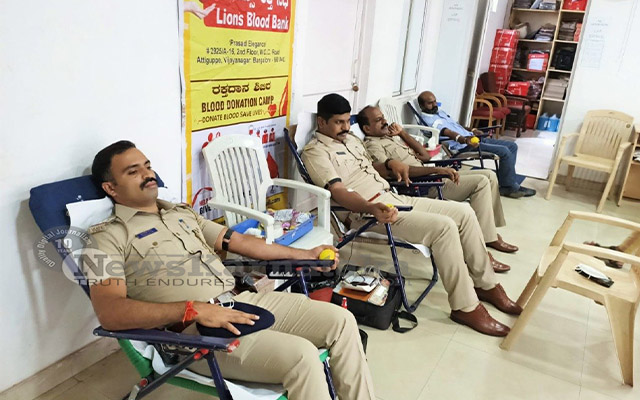 Helping Cancer Patients 75 Police Personnel Donate Blood To Kidwai Hospital