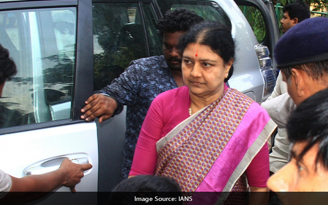 Sasikala Waiting For Right Moment To Take Control Of Aiadmk