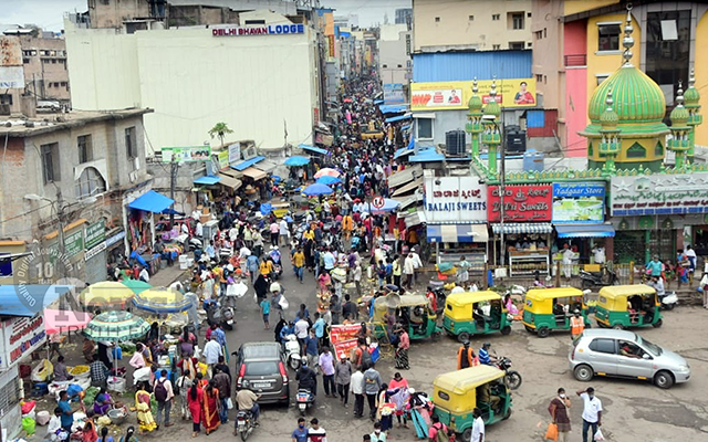 Weekend Crowd At City Market In Bengaluru 1