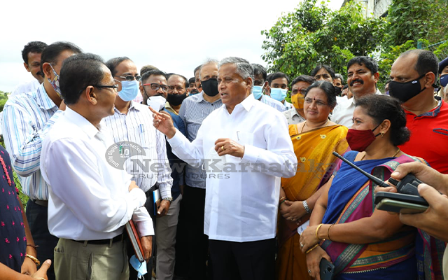 Housing Minister V. Somanna inspecting the Nayandahalli pond works in Bengaluru
