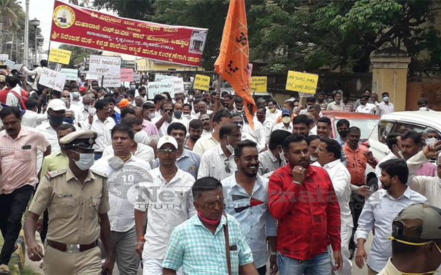 Nirajnan Mutt Samrakshana Samithi Stages Protest