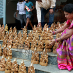 People buying Gowri and Ganesha idols 2