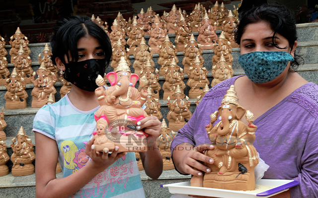 People buying Gowri and Ganesha idols