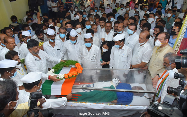 Thousands Pay Tributes To Departed Congress Leader Oscar Fernandes