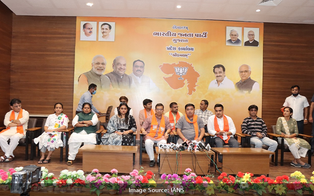 5 AAP coporators join BJP gujarat
