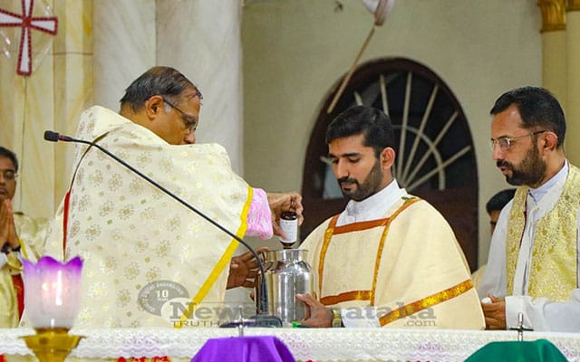 021 Bishop Celebrates Chrism Mass Before Holy Week All Clergy Renew Holy Vows