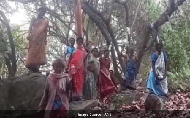 Andhra Women Farmers Stage Protest With Noose Around Their Neck