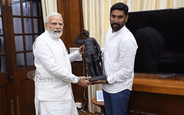 Arun Yogi From Mysuru Presents Pm Modi Statue Of Subhash Chandra Bose