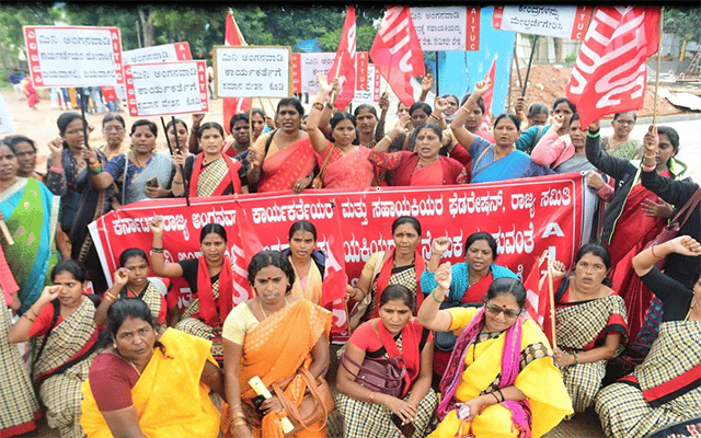 Anganawadi Workers Stage Protest At Freedom Park 1