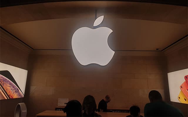 Apple Music selfinstalling to dock Apple says looking into