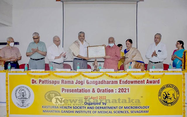 Dr Bhargava Yenepoya M C gets Gangadharam endowment award 484743