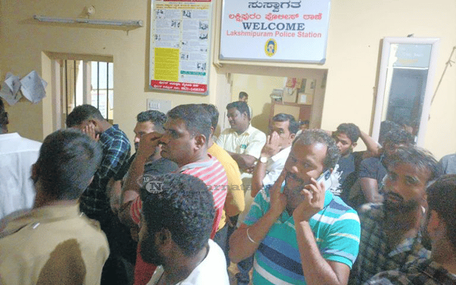 Sa Ra Mahesh protest, Lakshmipuram Police Station