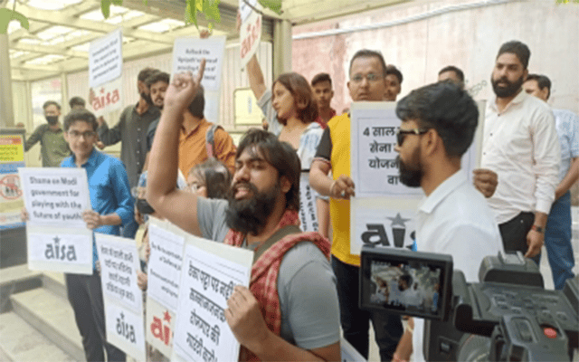 Students Protest At Delhi's Ito Against Agnipath Scheme