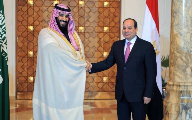 Egyptian President Abdel-Fattah al-Sisi (R) meets with visiting Saudi Crown Prince Mohammed bin Salman in Cairo