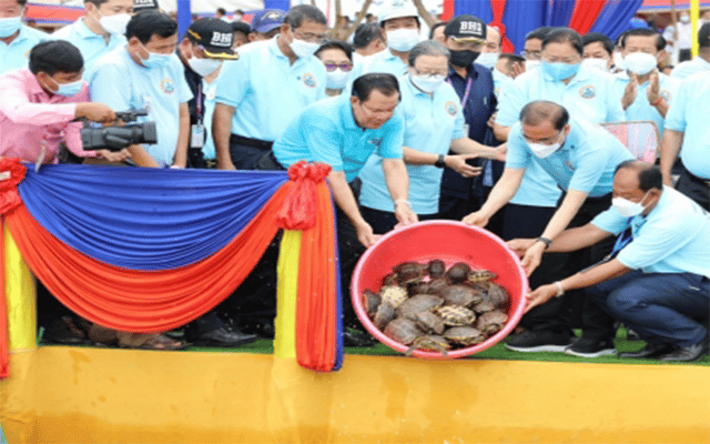 Cambodian PM releases over 1 mn fry, shrimps on Fish Day