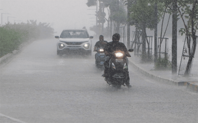 Six die as heavy rain lashes Gujarat