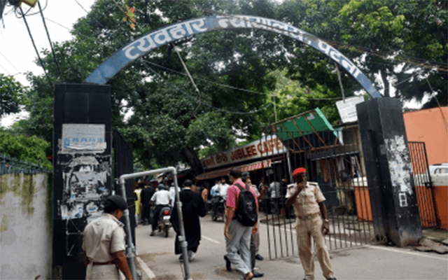 Three policemen injured after bomb goes off at Patna court